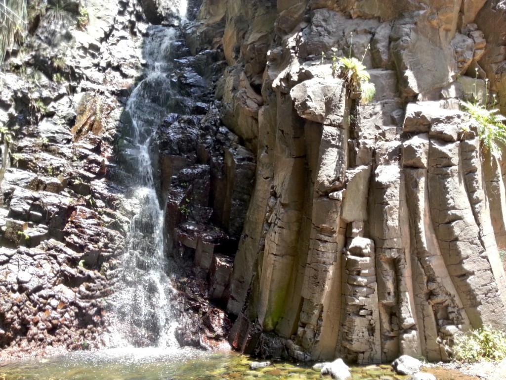 Felswand am Wasserfall