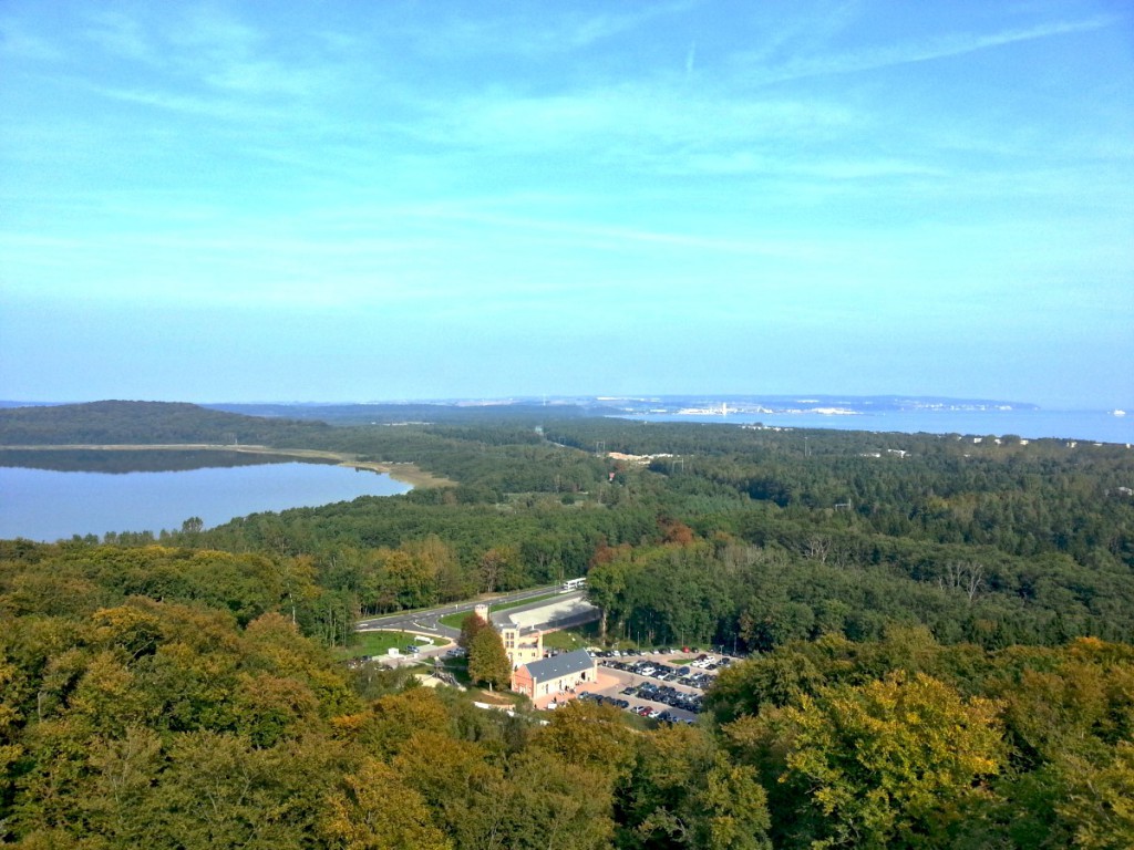 Blick über das Forsthaus Prora zum Kleinen Jasmunder Bodden und nach Sassnitz