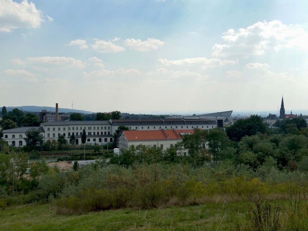 Blick zum Fernsehturm über Heeresbäckerei und Militärhistorisches Museum 