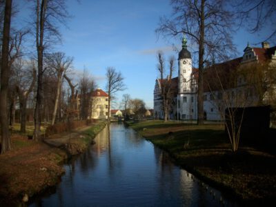 Blick zum Palais und Alten Schloss im Barockgarten in Zabeltitz