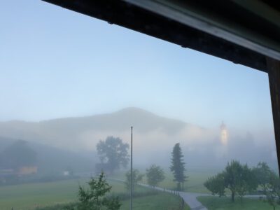 Blick aus dem Fenster zum Kloster Höglwörth und zum Teisenberg am Abreisetag