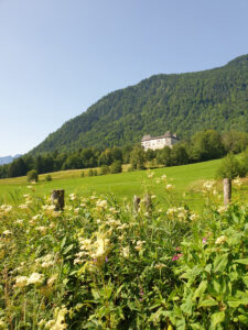Schloss Staufeneck am Fuße des Fuderheubergs