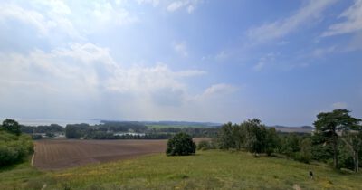 Blick vom Speckbusch entlang der Küste über Lobbe und den Lobber See nach Thiessow und zu den Zickerschen Bergen mit Gager