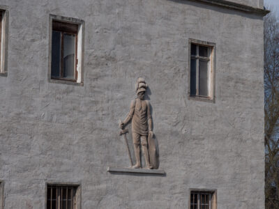 Relief am Wasserschloss Oberau
