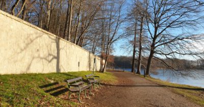 Historische Bänke am Oberen Großteich in Moritzburg