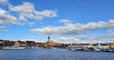 Blick über den Stadthafen auf Waren (Müritz) mit der Marienkirche
