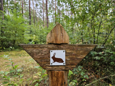 Wegweiser „Brauner Hase“