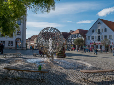 Brunnen des Warener Keramikers Franz Poppe auf dem Neuen Markt