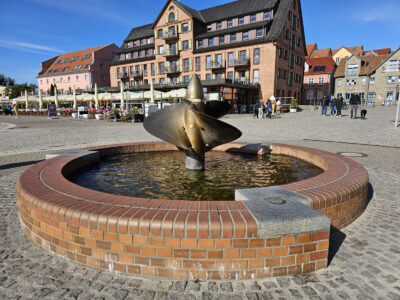 Brunnen mit Schiffspropeller - nach Walther Preik