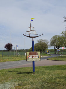 Hinweis zum Schulmuseum am Ortseingang von Middelhagen