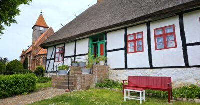 Außenansicht der Kirche und des Schulmuseums in Middelhagen