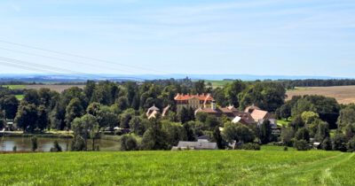 Schlossblickwanderung Rammenau – Blick auf Barockschloss Rammenau und Oberteich