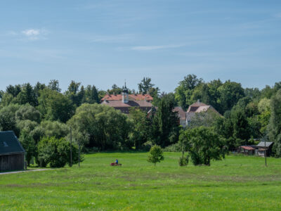 Blick zurück zum Barockschloss Rammenau