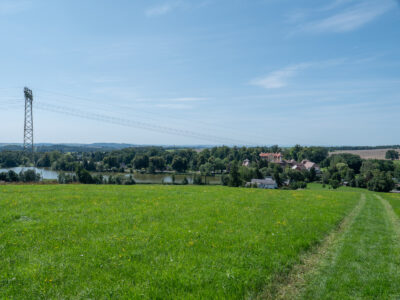 Blick zum Brettmühlenteich und Schloss Rammenau