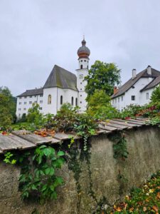 Blick zum Kloster Höglwörth in Anger