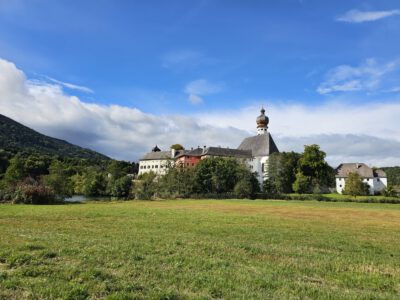 Blick zum Kloster Höglwörth und zum Höglwörther See