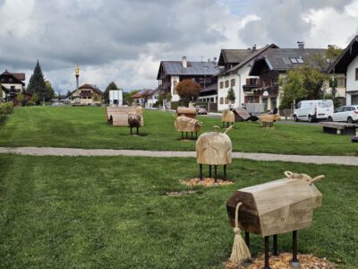 Spielgeräte auf dem Dorfplatz