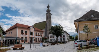 Rathaus und Kirche in Anger