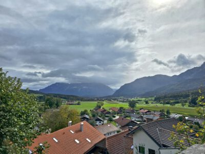 Blick vom Kirchberg über Anger zum Untersberg und Fuderheuberg