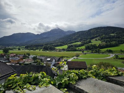 Blick vom Kirchberg über Anger zum Hochstaufen