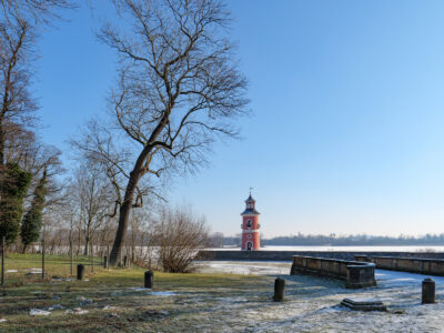 Moritzburger Leuchtturm mit Hafen im Winter