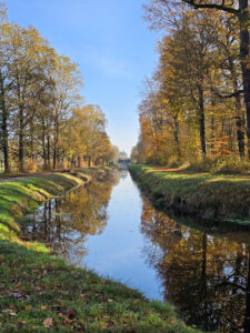 Kanal im Herbst