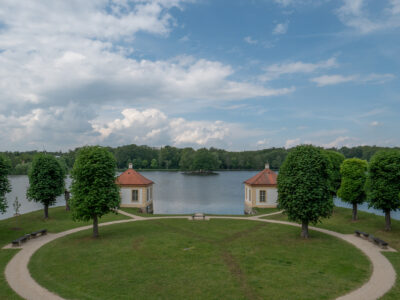 Blick zu zwei Teichhäusern und der Kleinen Insel